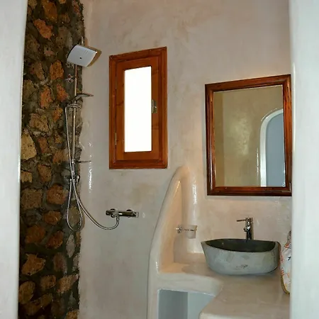 Zatrikion Santorini * Pyrgos Kallistis